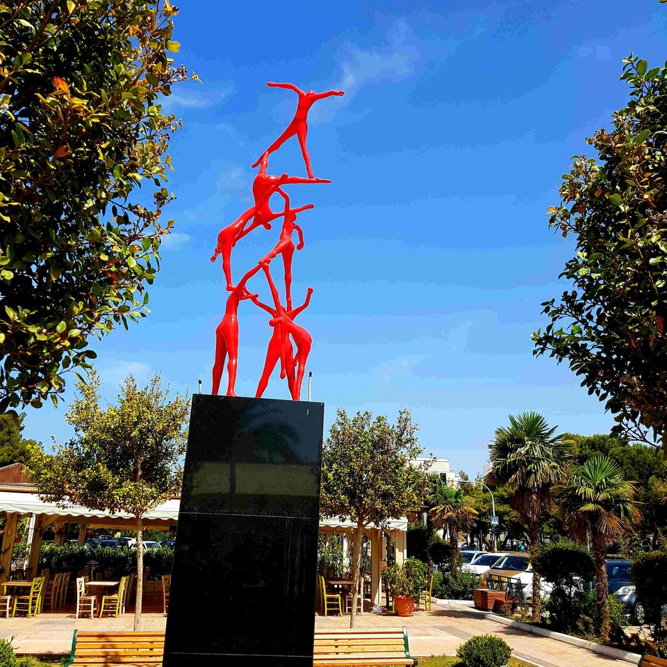 Ανω κάτω το Π. Φάληρο με τον «Κόκκινο Αγγελο» του Κωστή Γεωργίου -«Θυμίζει εωσφόρο», λένε οι κάτοικοι [εικόνες] | iefimerida.gr 3