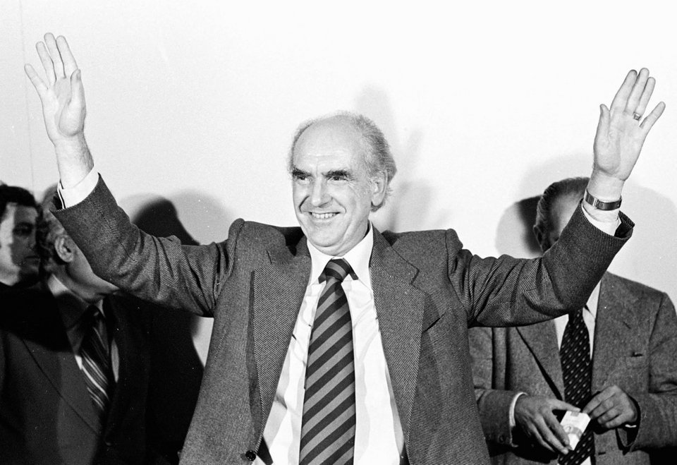 Σαν σήμερα, 1981: Η κυβέρνηση του Ανδρέα Παπανδρέου καταργεί την ποινή φυλάκισης για μοιχεία | iefimerida.gr 3