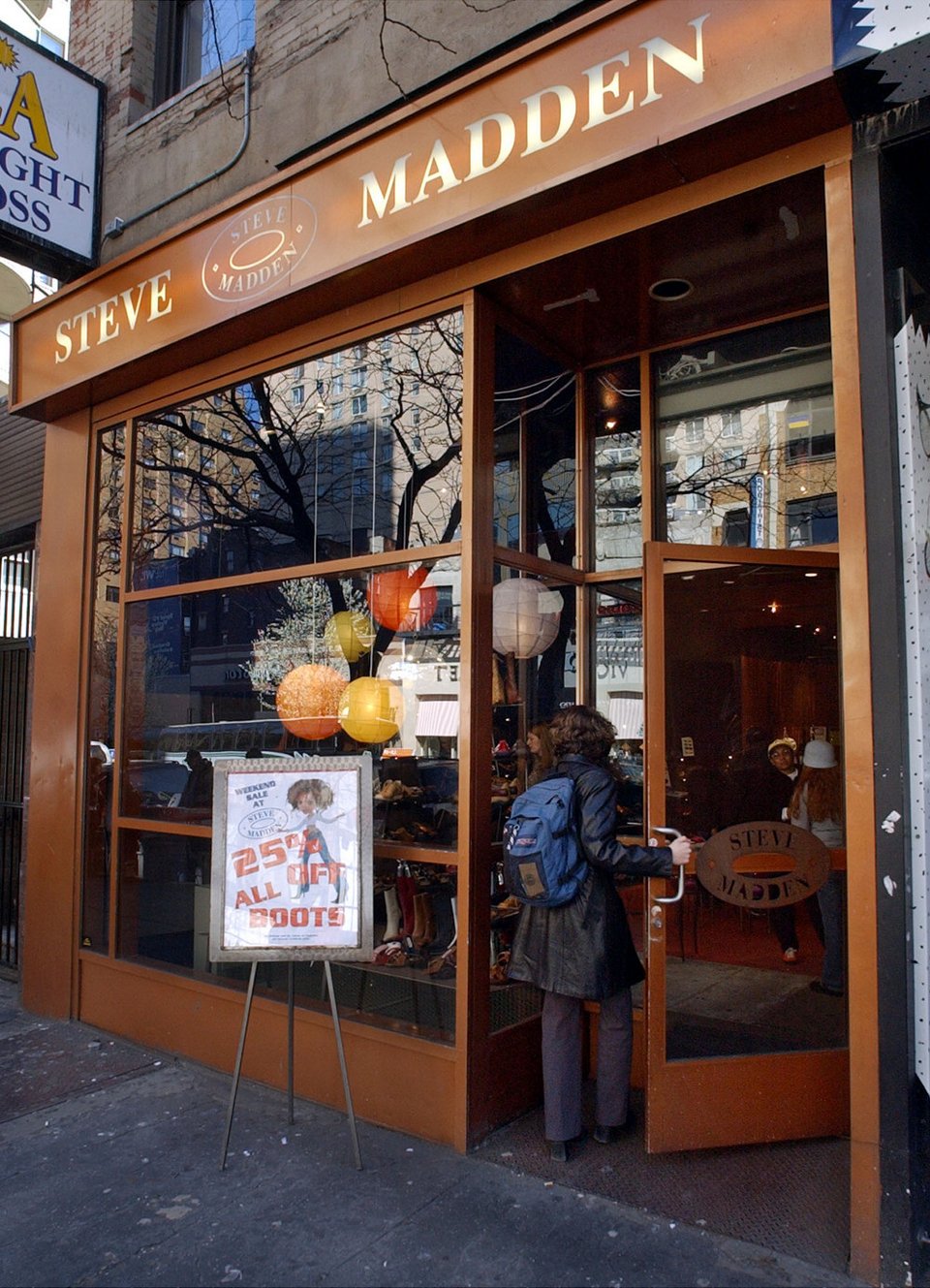 Αυτή είναι η ταραχώδης ζωή του σχεδιαστή παπουτσιών Στιβ Μάντεν -H κυριαρχία, η φυλακή [τρέιλερ]  | iefimerida.gr 1