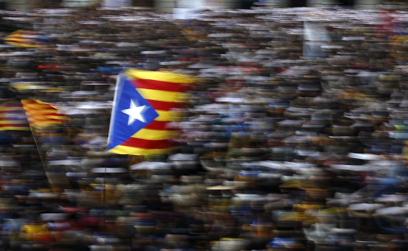 Διχασμένη η Καταλονία -Οι δημοσκοπήσεις δείχνουν ντέρμπι | iefimerida.gr 3