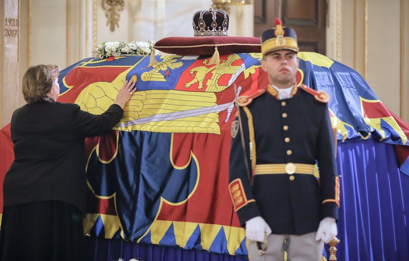 Η οικογένεια του τέως, Κωνσταντίνου, μαζί με τον πρίγκιπα Κάρολο στην κηδεία του βασιλιά της Ρουμανίας [εικόνες] | iefimerida.gr 12