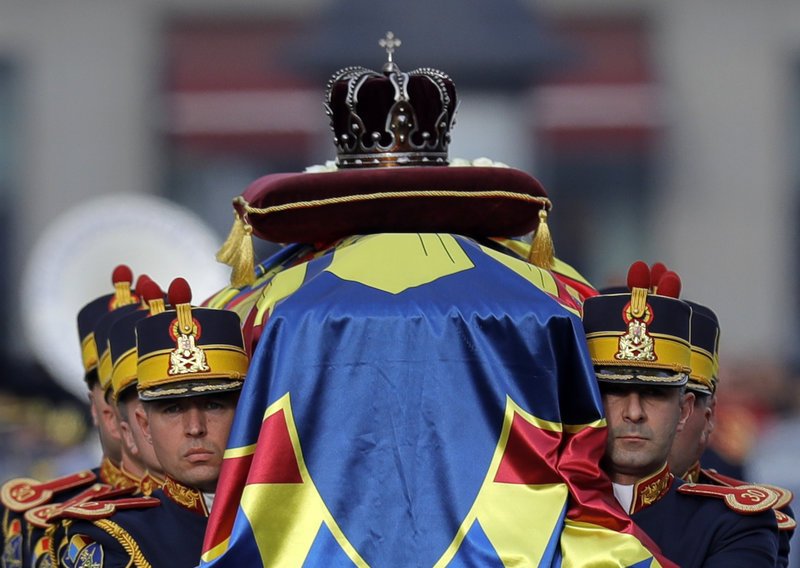 Η οικογένεια του τέως, Κωνσταντίνου, μαζί με τον πρίγκιπα Κάρολο στην κηδεία του βασιλιά της Ρουμανίας [εικόνες] | iefimerida.gr 16