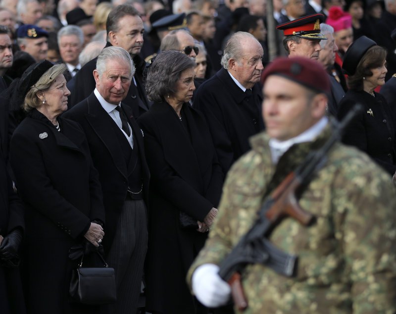 Η οικογένεια του τέως, Κωνσταντίνου, μαζί με τον πρίγκιπα Κάρολο στην κηδεία του βασιλιά της Ρουμανίας [εικόνες] | iefimerida.gr 9