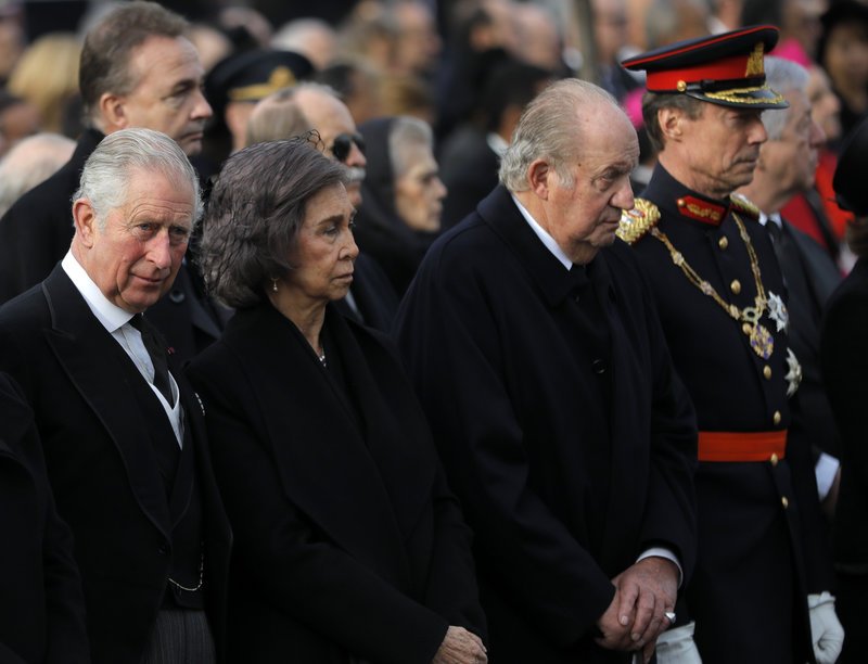 Η οικογένεια του τέως, Κωνσταντίνου, μαζί με τον πρίγκιπα Κάρολο στην κηδεία του βασιλιά της Ρουμανίας [εικόνες] | iefimerida.gr 10