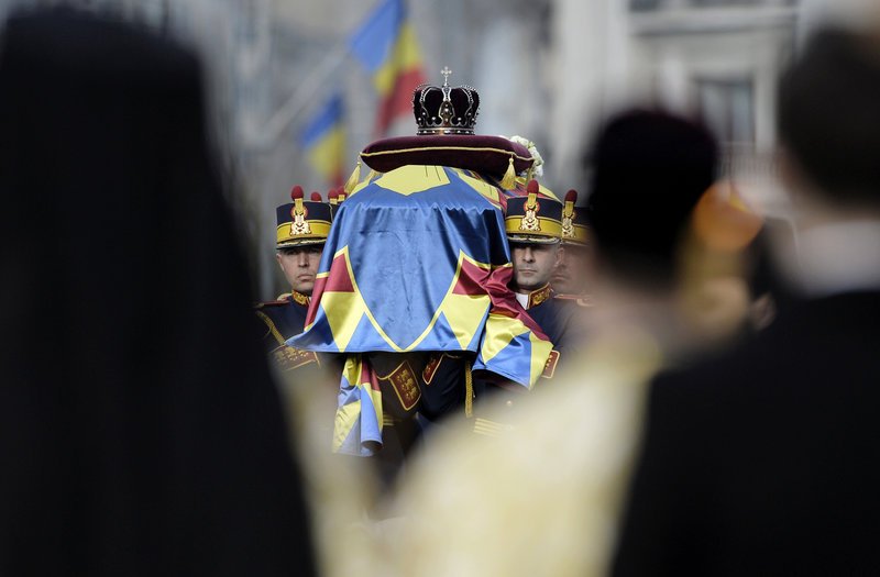 Η οικογένεια του τέως, Κωνσταντίνου, μαζί με τον πρίγκιπα Κάρολο στην κηδεία του βασιλιά της Ρουμανίας [εικόνες] | iefimerida.gr 19