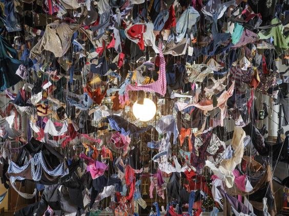 Εργο τέχνης φτιαγμένο από 700 ρούχα πρoσφύγων κρέμεται σε εκκλησία του Λονδίνου [εικόνες] | iefimerida.gr 0