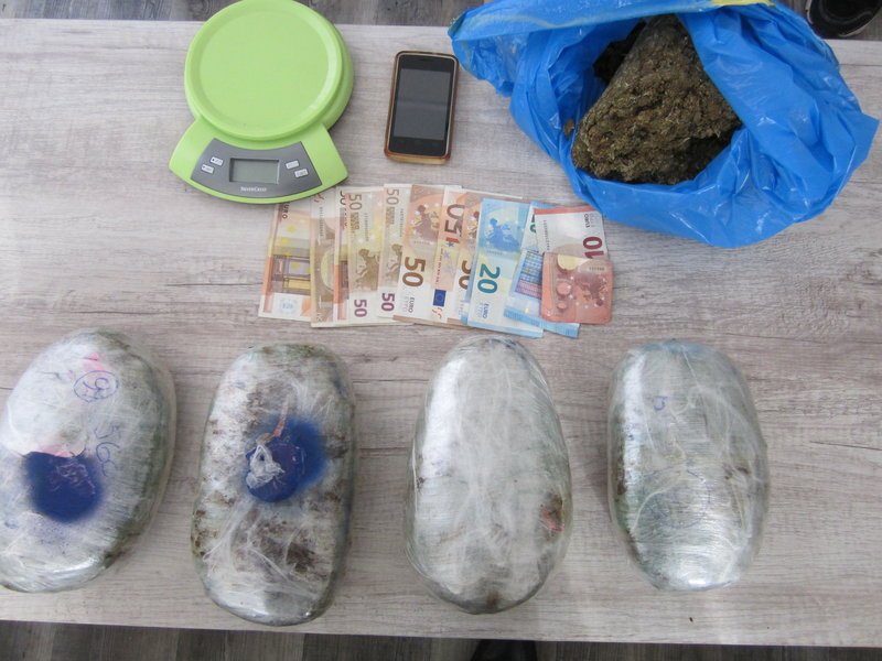 Αίγιο: 41χρονος έθαβε τα ναρκωτικά μέσα στην αυλή του σπιτιού του [εικόνες] | iefimerida.gr 0