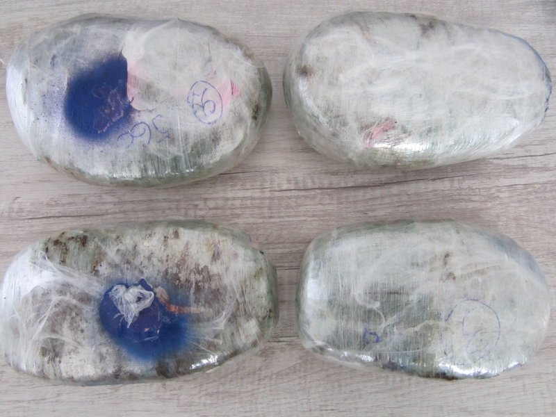 Αίγιο: 41χρονος έθαβε τα ναρκωτικά μέσα στην αυλή του σπιτιού του [εικόνες] | iefimerida.gr 2