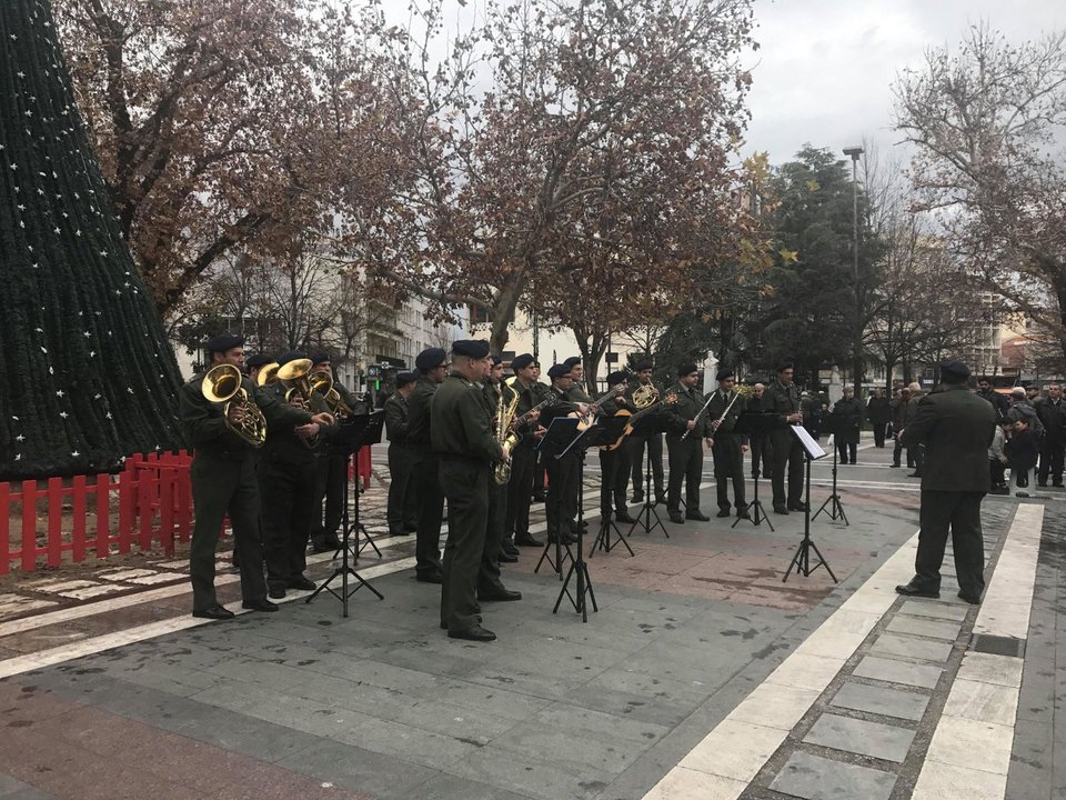 Λάρισα: «Ερμού» θυμίζει ο εμπορικός δρόμος της πόλης- Χορός, κεράσματα και μουσική παραμονές Πρωτοχρονιάς | iefimerida.gr 0