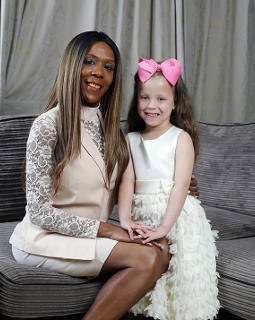 Εγχρωμη γυναίκα γέννησε λευκό κοριτσάκι με γαλανά μάτια [εικόνα] | iefimerida.gr 1