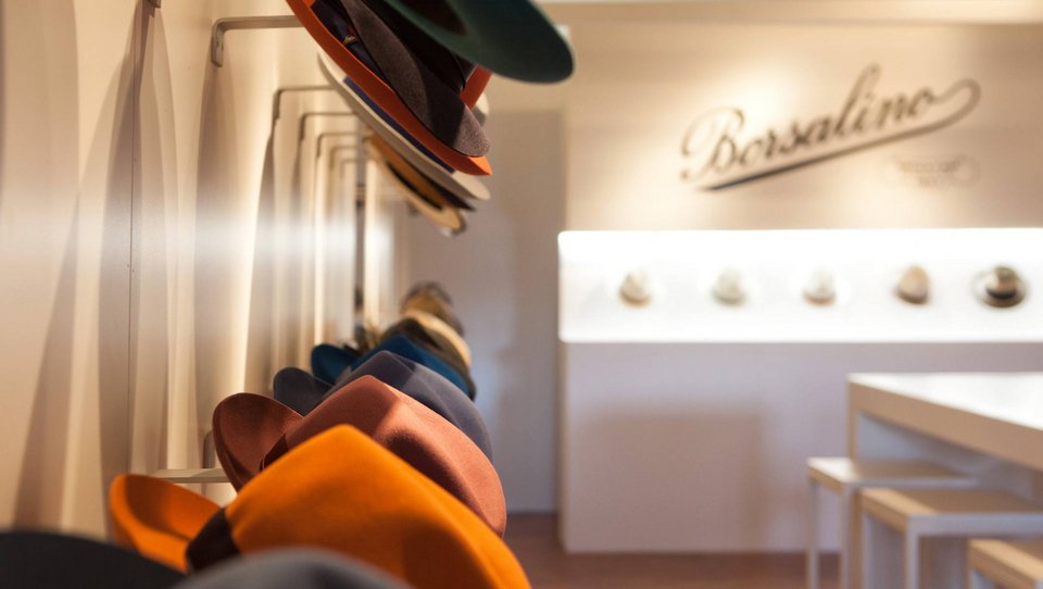 Λουκέτο στα ιστορικά καπέλα Borsalino -Τα φορούσαν ο Αλ Καπόνε και ο Χάμφρεϊ Μπόγκαρτ [εικόνες]  | iefimerida.gr 4