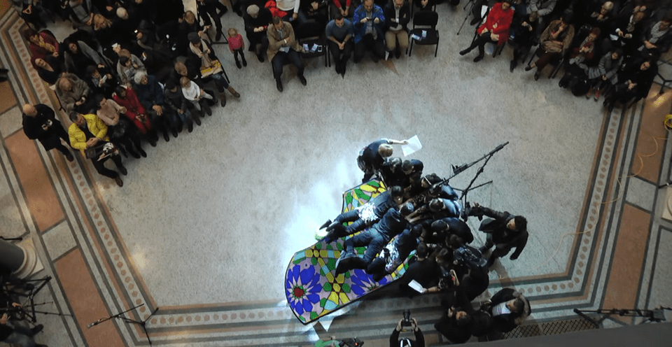 20 άτομα έπαιξαν στο ίδιο πιάνο και κατέρριψαν το παγκόσμιο ρεκόρ! Ο ένας πάνω στον άλλο [βίντεο] | iefimerida.gr 0