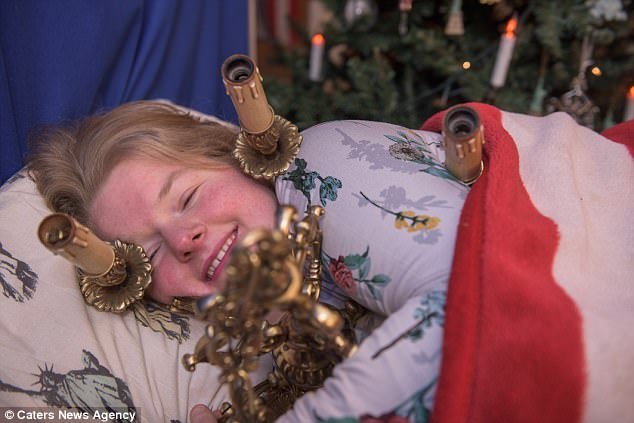 Τρελό: 33χρονη στη Βρετανία αρραβωνιάστηκε με πολυέλαιο... αλλά τον απατά με κηροπήγιο [εικόνες] | iefimerida.gr 0