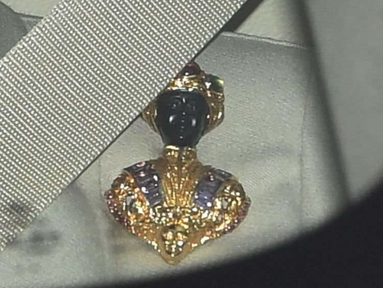 Σάλος με την καρφίτσα της δούκισσας του Κεντ -Μαύρο κεφάλι, αιχμή για τη Μέγκαν Μαρκλ [εικόνες] | iefimerida.gr 2