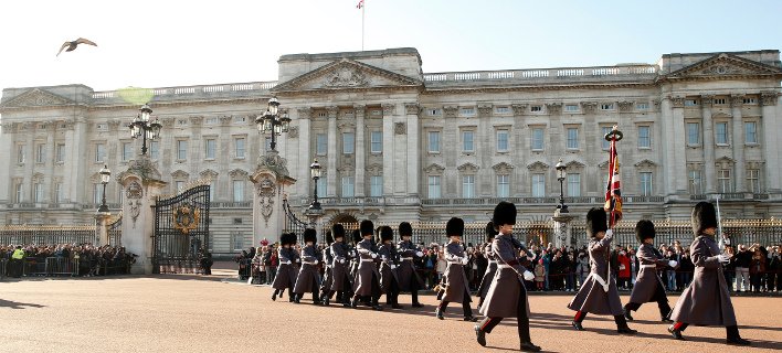 Ετσι είναι το παλάτι του Μπάκιγχαμ:  775 δωμάτια, χρυσό, φλύαρη πολυτελής διακόσμηση, μυστικές πόρτες [εικόνες] | iefimerida.gr 0