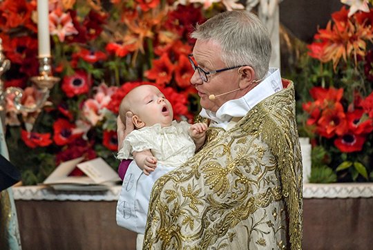 Διαφορετικά πριγκιπικά βαφτίσια στη Σουηδία -Η πριγκίπισσα ντυμένη... χωριατοπούλα [εικόνες] | iefimerida.gr 0