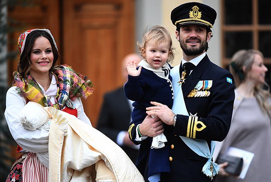 Διαφορετικά πριγκιπικά βαφτίσια στη Σουηδία -Η πριγκίπισσα ντυμένη... χωριατοπούλα [εικόνες] | iefimerida.gr 1