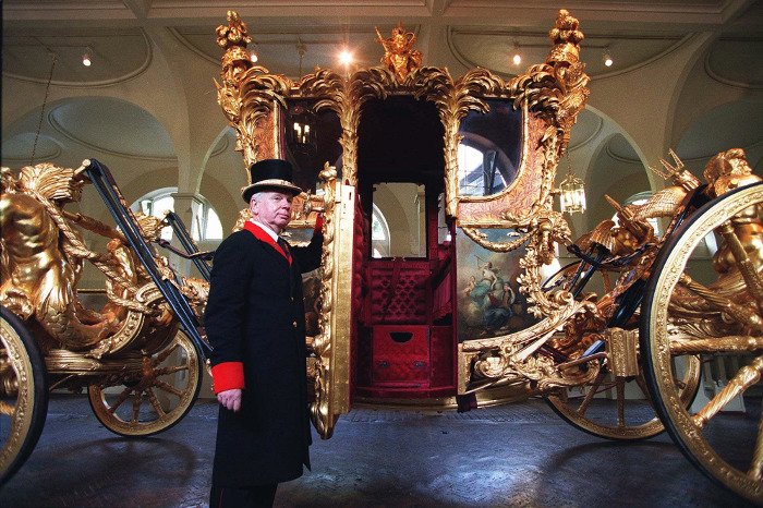 Ετσι είναι το παλάτι του Μπάκιγχαμ:  775 δωμάτια, χρυσό, φλύαρη πολυτελής διακόσμηση, μυστικές πόρτες [εικόνες] | iefimerida.gr 10