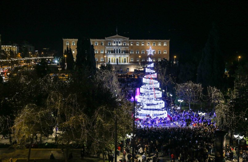 Φωταγωγήθηκε το δέντρο της Αθήνας στο Σύνταγμα [εικόνες] | iefimerida.gr 1