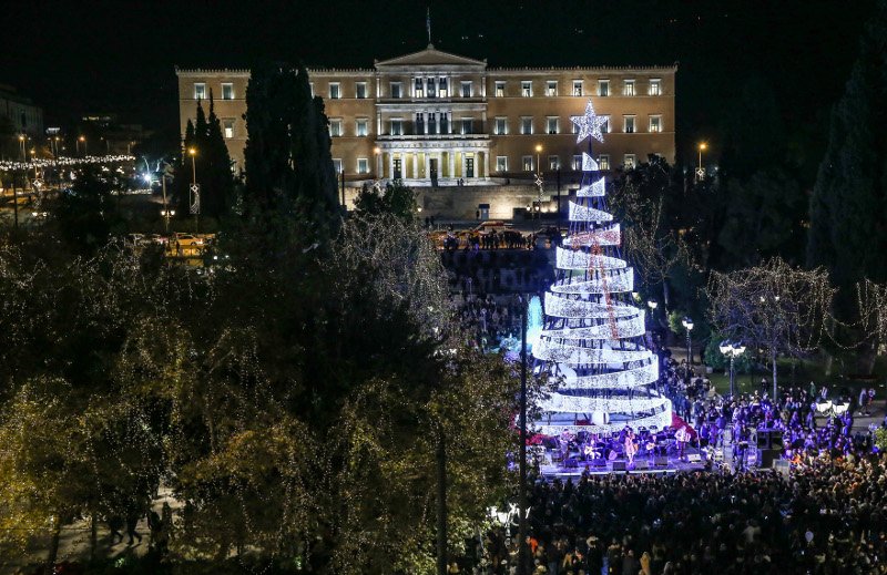 Φωταγωγήθηκε το δέντρο της Αθήνας στο Σύνταγμα [εικόνες] | iefimerida.gr 0