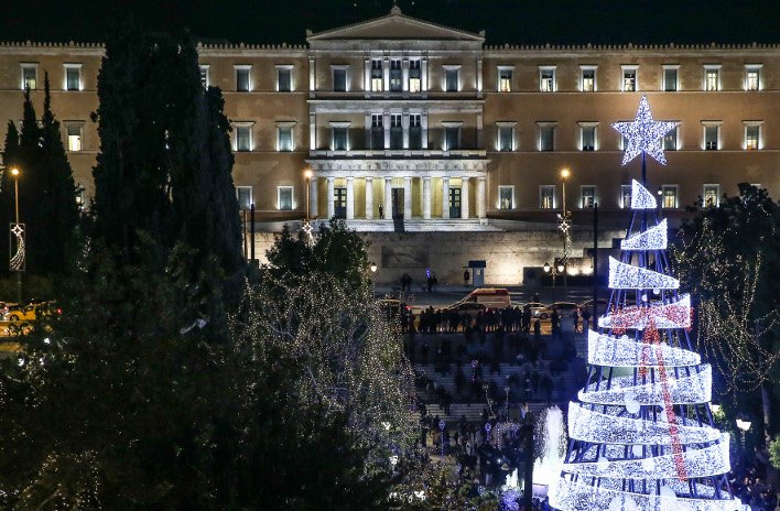 Φωταγωγήθηκε το δέντρο της Αθήνας στο Σύνταγμα [εικόνες] | iefimerida.gr 2