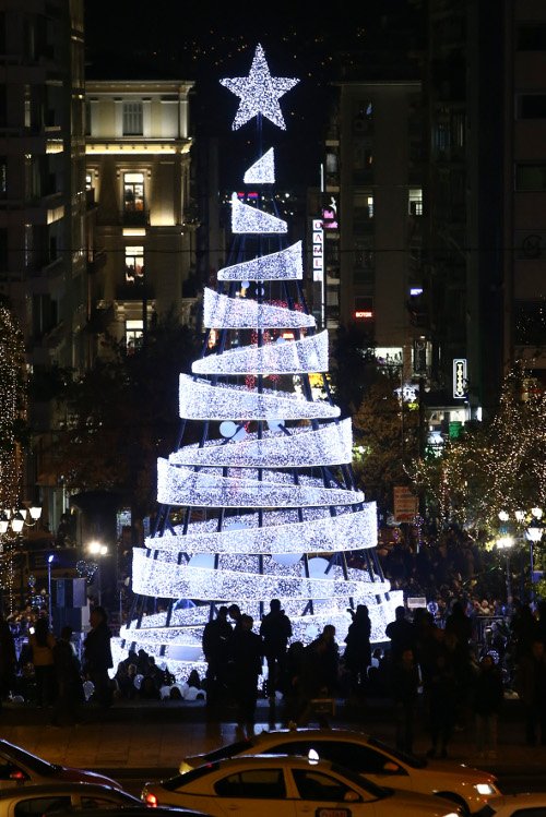 Φωταγωγήθηκε το δέντρο της Αθήνας στο Σύνταγμα [εικόνες] | iefimerida.gr 4