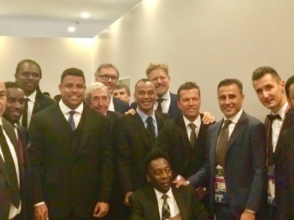 Μεγάλη στιγμή: Ο Μαραντόνα δίνει στοργικό φιλί στον ανήμπορο Πελέ στο αναπηρικό καροτσάκι [εικόνες] | iefimerida.gr 5