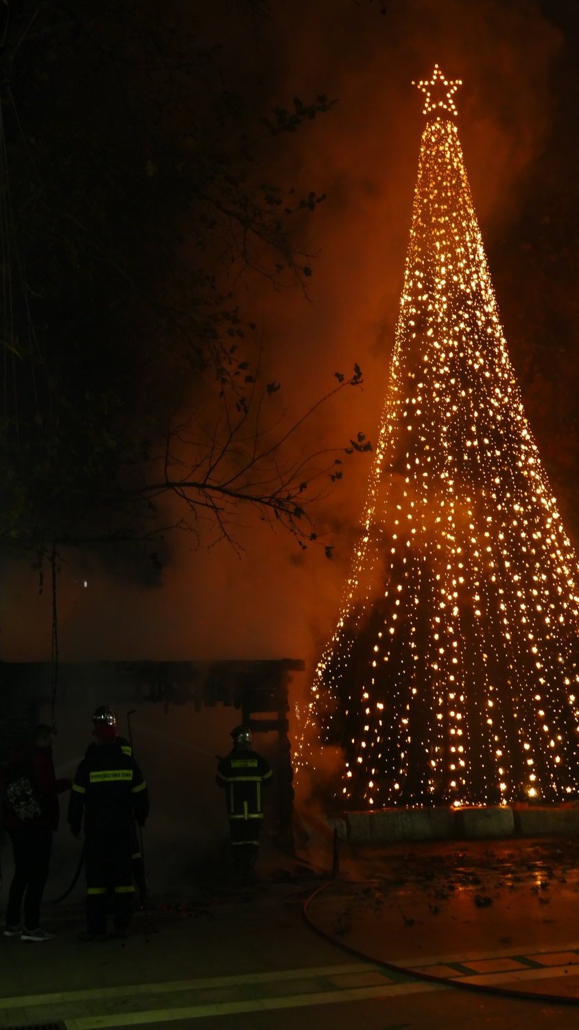 Λάρισα: Κάηκε ολοσχερώς η χριστουγεννιάτικη φάτνη στην κεντρική πλατεία [εικόνα] | iefimerida.gr 0