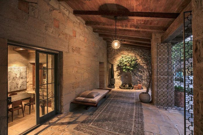 Πέτρα και ξύλο, σαν κάστρο -Το 39 εκατ. δολ. σπίτι της Ελεν ντε Τζενέρις είναι με μια λέξη φανταστικό [εικόνες] | iefimerida.gr 3