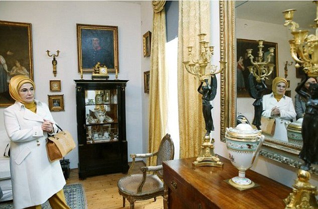 Εμινέ, η σκοτεινή κυρία Ερντογάν -Τα πάθη της γυναίκας που μόνο δημοσίως είναι ένα βήμα πίσω από τον Σουλτάνο [εικόνες] | iefimerida.gr 5