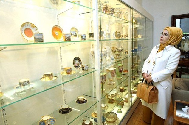 Εμινέ, η σκοτεινή κυρία Ερντογάν -Τα πάθη της γυναίκας που μόνο δημοσίως είναι ένα βήμα πίσω από τον Σουλτάνο [εικόνες] | iefimerida.gr 3