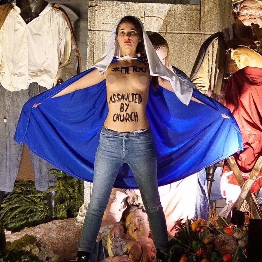Γυμνόστηθη Femen προσπάθησε να αρπάξει ομοίωμα του Χριστού από την Πλατεία του Αγίου Πέτρου [εικόνες] | iefimerida.gr 1