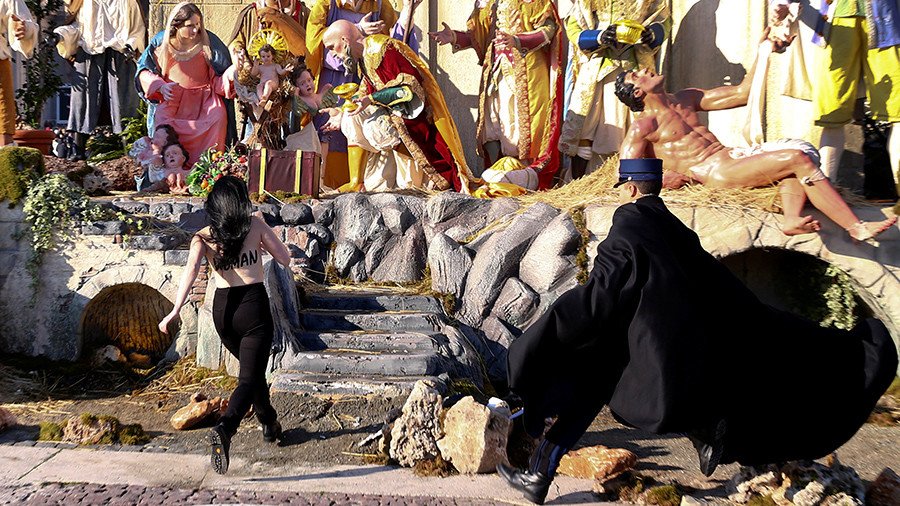 Γυμνόστηθη Femen προσπάθησε να αρπάξει ομοίωμα του Χριστού από την Πλατεία του Αγίου Πέτρου [εικόνες] | iefimerida.gr 0