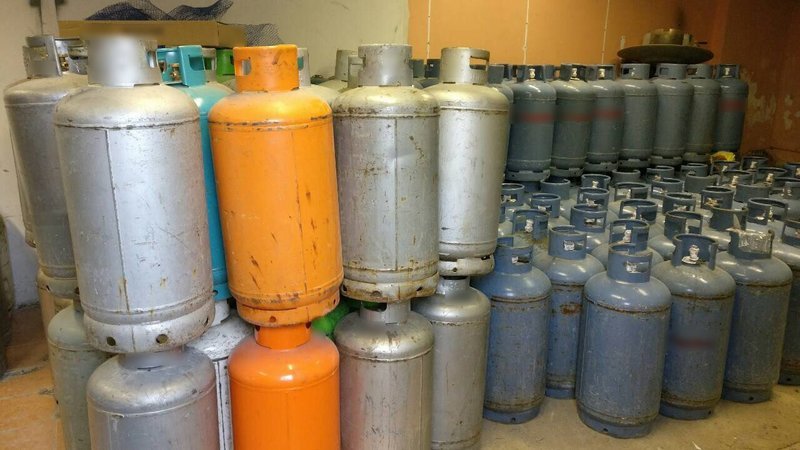 Eξαρθρώθηκε κύκλωμα που εμφιάλωνε και διακινούσε φιάλες υγραερίου [εικόνες] | iefimerida.gr 0