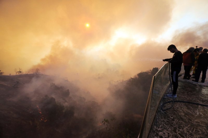 Πύρινη κόλαση στο Λος Αντζελες, βίλες στις φλόγες -Απειλούνται τα σπίτια της Καρντάσιαν, της Γκουίνεθ Πάλτροου και άλλων σταρ [εικόνες & βίντεο]  | iefimerida.gr 5
