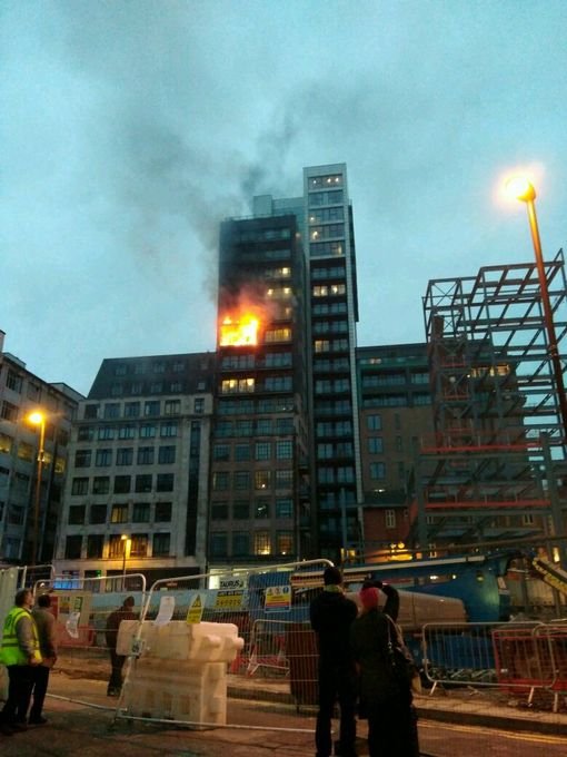 Ξέσπασε πυρκαγιά σε 12ώροφη πολυκατοικία στο Μάντσεστερ [εικόνες & βίντεο] | iefimerida.gr 4