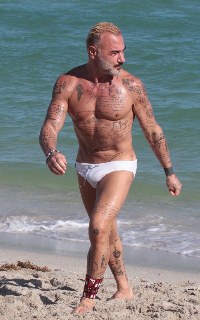 Ο 50χρονος Ιταλός playboy του Instagram με το μικροσκοπικό του μαγιουδάκι [εικόνες] | iefimerida.gr 0