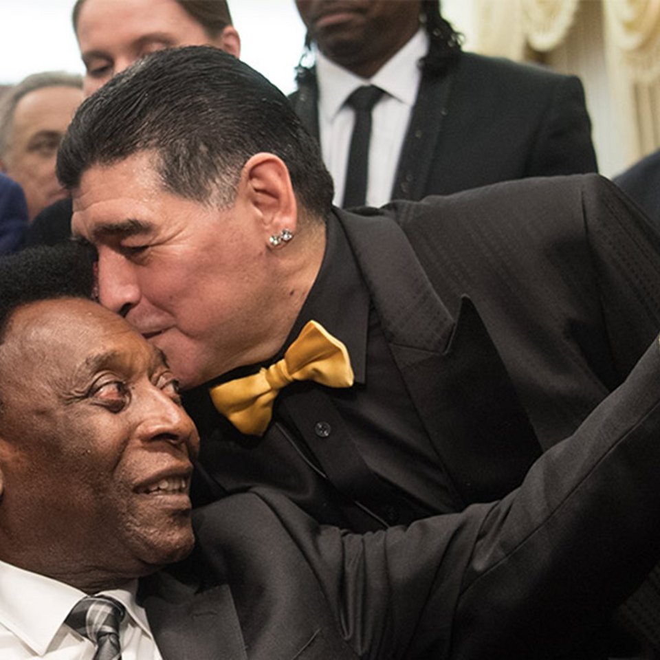 Μεγάλη στιγμή: Ο Μαραντόνα δίνει στοργικό φιλί στον ανήμπορο Πελέ στο αναπηρικό καροτσάκι [εικόνες] | iefimerida.gr 1