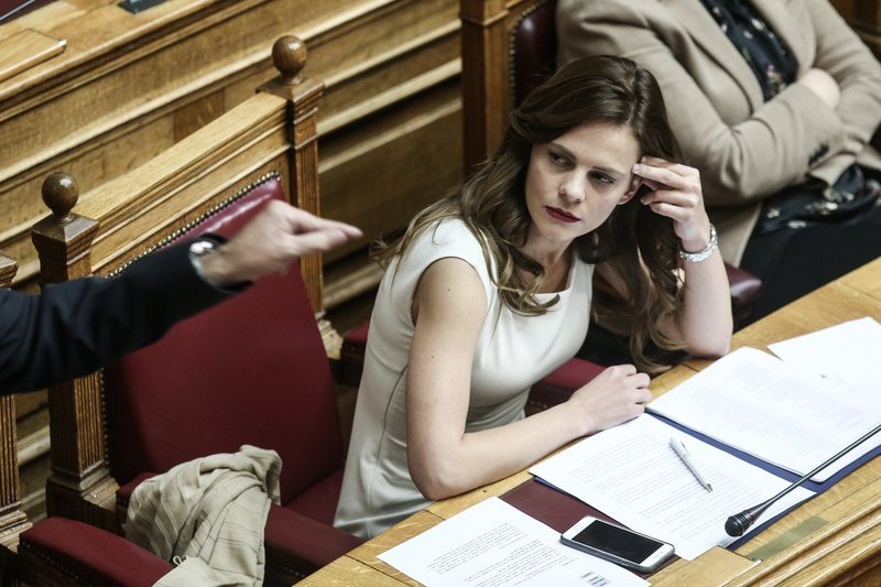 Πηγαδάκια και παρασκήνιο από τον Προϋπολογισμό: Ο αμείλικτος πόλεμος Τζάκρη-Αχτσιόγλου με τα συνολάκια στη Bουλή [εικόνες] | iefimerida.gr 0