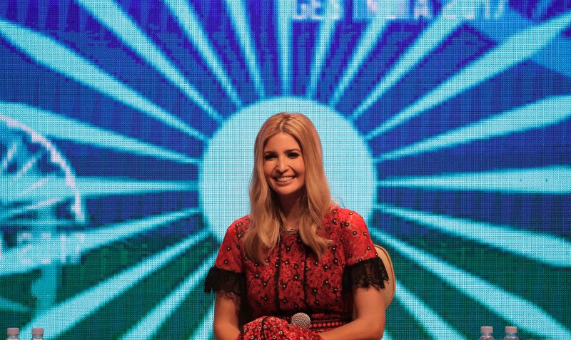 «Είναι μία μποτοξαρισμένη Μπάρμπι» -Οργή στην Ινδία για τα ρούχα-αντιγραφές που φόρεσε η Ιβάνκα Τραμπ [εικόνες] | iefimerida.gr 1