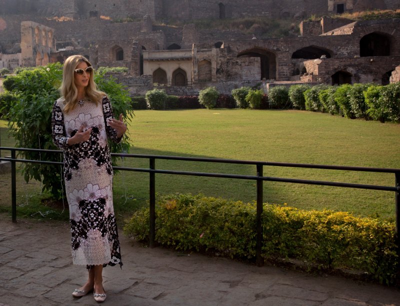 «Είναι μία μποτοξαρισμένη Μπάρμπι» -Οργή στην Ινδία για τα ρούχα-αντιγραφές που φόρεσε η Ιβάνκα Τραμπ [εικόνες] | iefimerida.gr 2