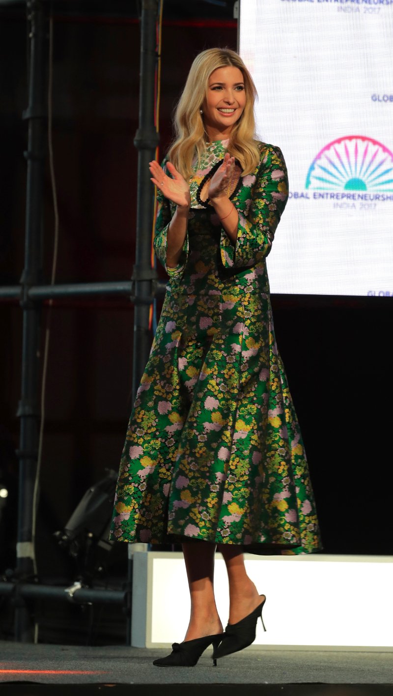 «Είναι μία μποτοξαρισμένη Μπάρμπι» -Οργή στην Ινδία για τα ρούχα-αντιγραφές που φόρεσε η Ιβάνκα Τραμπ [εικόνες] | iefimerida.gr 3