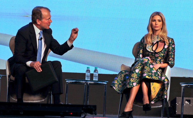 «Είναι μία μποτοξαρισμένη Μπάρμπι» -Οργή στην Ινδία για τα ρούχα-αντιγραφές που φόρεσε η Ιβάνκα Τραμπ [εικόνες] | iefimerida.gr 0