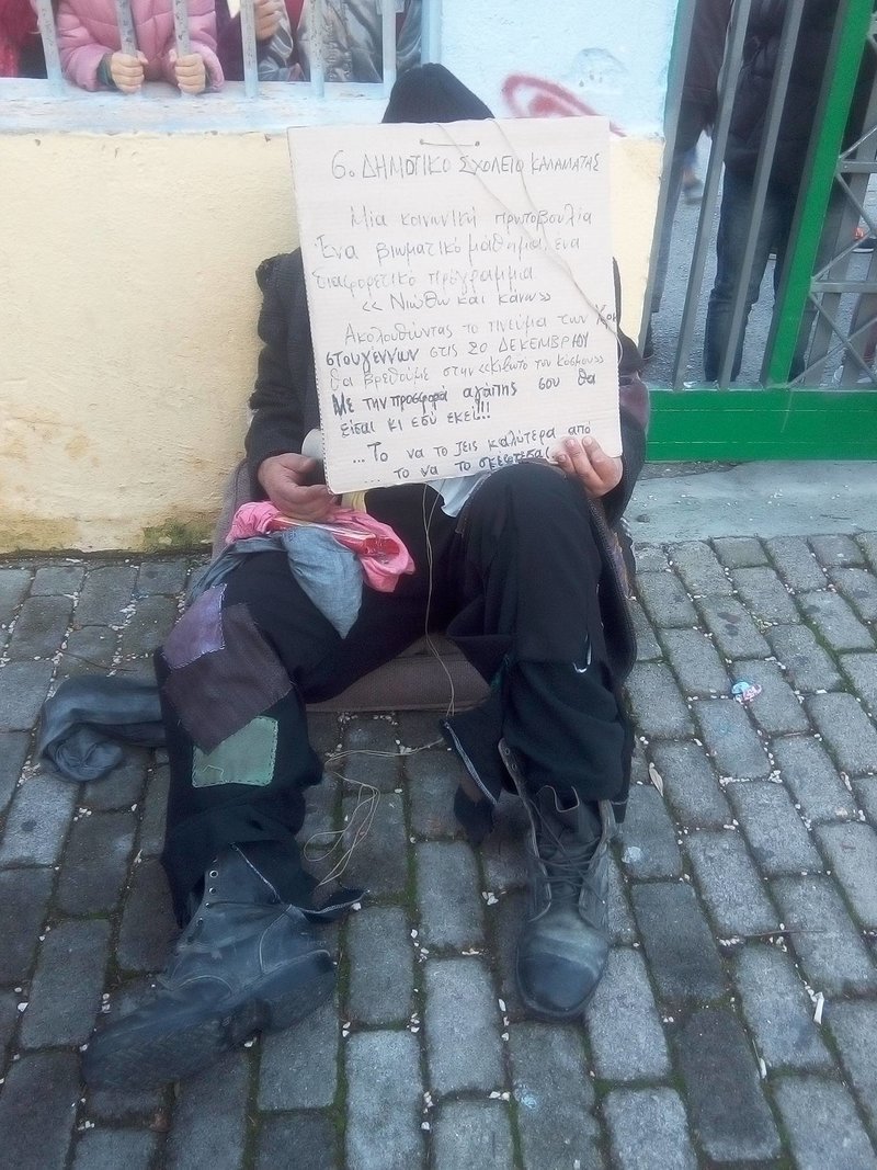 Κοινωνικό πείραμα: Δάσκαλος στην Καλαμάτα παρίστανε τον ζητιάνο έξω από το σχολείο  [εικόνες] | iefimerida.gr 1