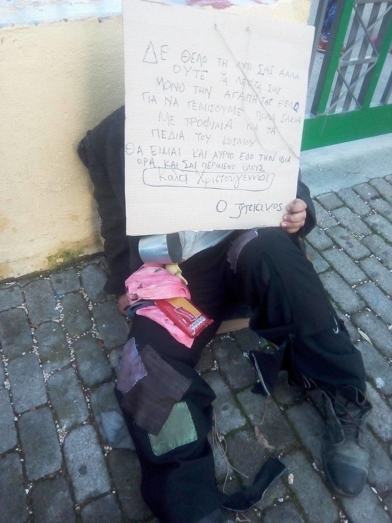 Κοινωνικό πείραμα: Δάσκαλος στην Καλαμάτα παρίστανε τον ζητιάνο έξω από το σχολείο  [εικόνες] | iefimerida.gr 0