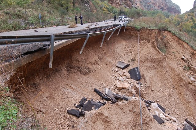 Σάρωσε η κακοκαιρία τη Δυτική Ελλάδα -Πλημμύρισαν σπίτια, φούσκωσαν ποτάμια, έσπασαν δρόμοι [εικόνες & βίντεο] | iefimerida.gr 5