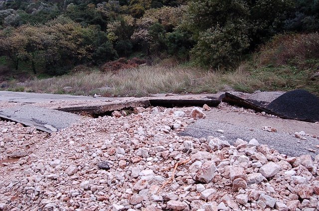 Σάρωσε η κακοκαιρία τη Δυτική Ελλάδα -Πλημμύρισαν σπίτια, φούσκωσαν ποτάμια, έσπασαν δρόμοι [εικόνες & βίντεο] | iefimerida.gr 6