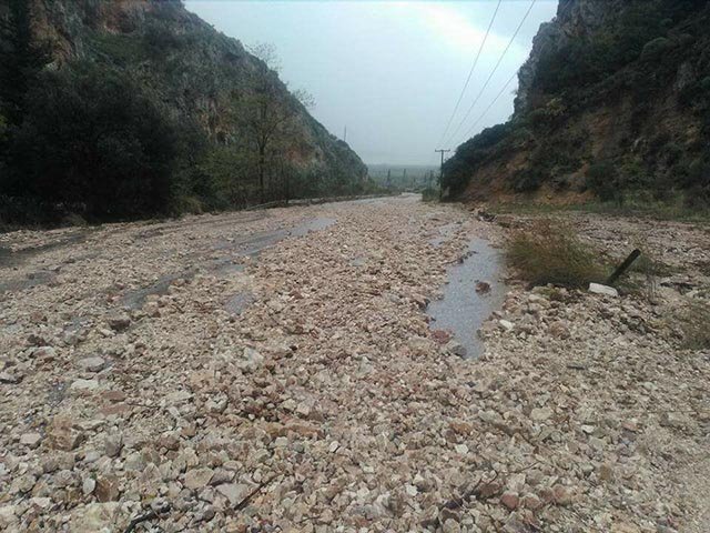 Σάρωσε η κακοκαιρία τη Δυτική Ελλάδα -Πλημμύρισαν σπίτια, φούσκωσαν ποτάμια, έσπασαν δρόμοι [εικόνες & βίντεο] | iefimerida.gr 1