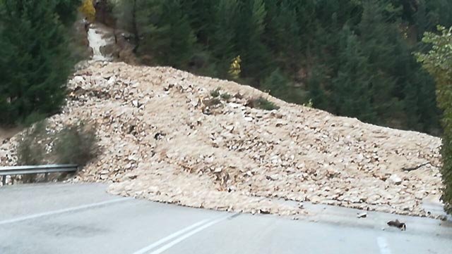 Σάρωσε η κακοκαιρία τη Δυτική Ελλάδα -Πλημμύρισαν σπίτια, φούσκωσαν ποτάμια, έσπασαν δρόμοι [εικόνες & βίντεο] | iefimerida.gr 0