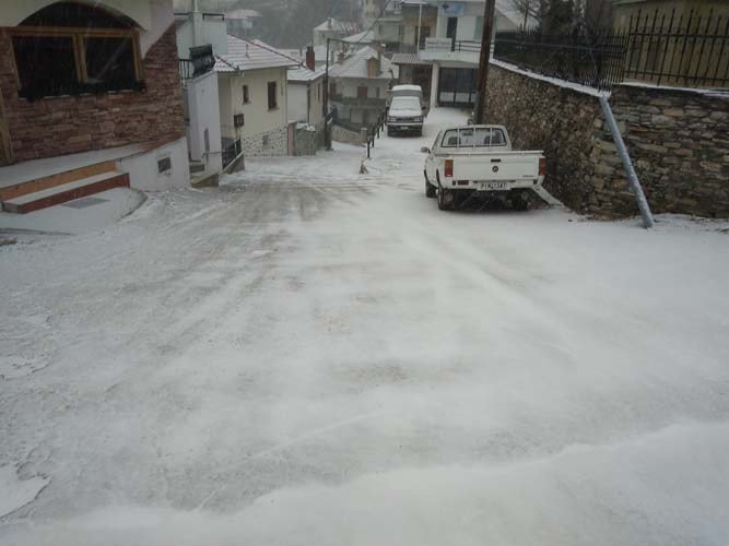 Στα λευκά «ξύπνησε» η Λάρισα -Χιονίζει μέσα στην πόλη [εικόνες & βίντεο] | iefimerida.gr 0